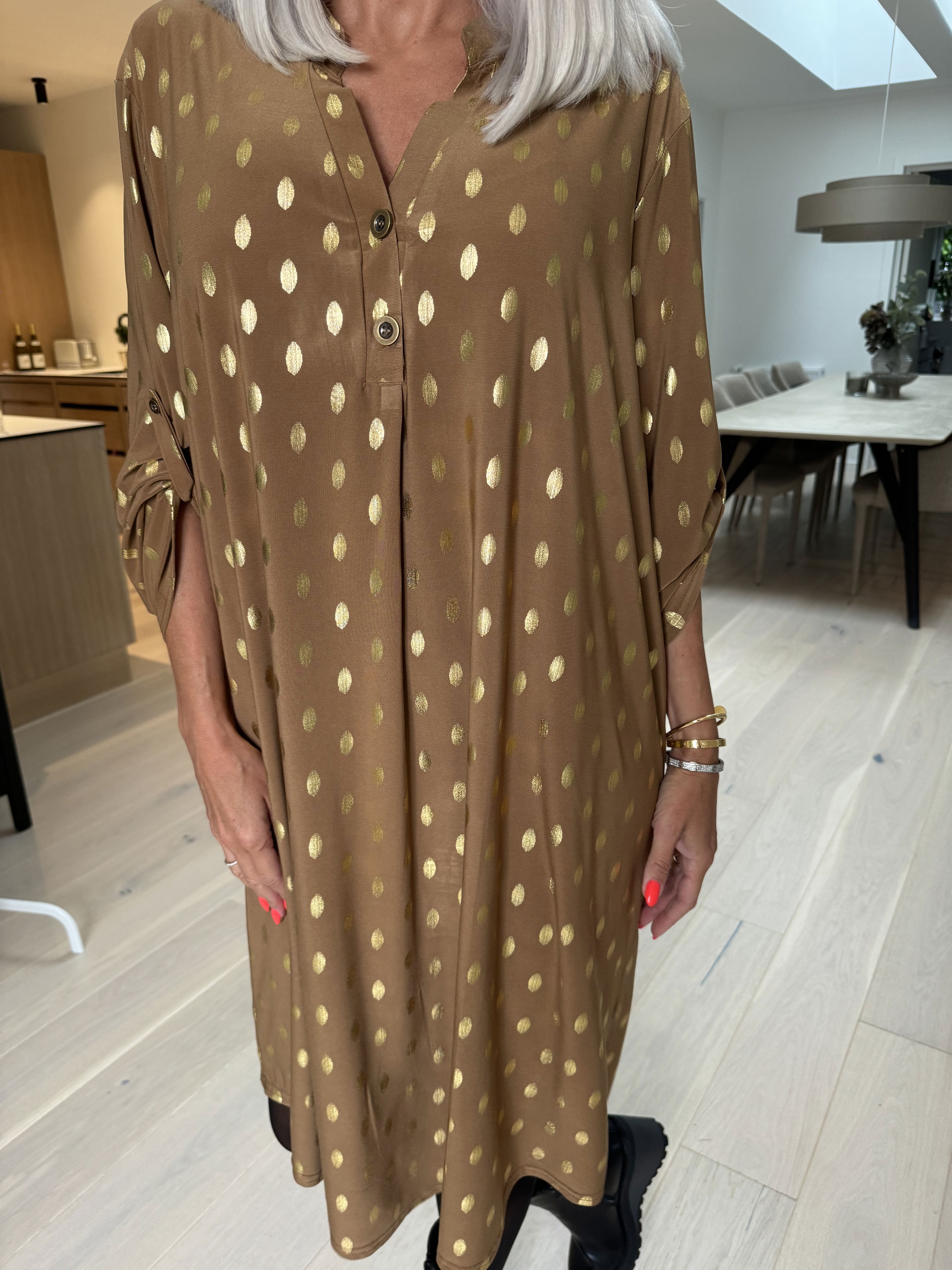 Ebba Gold Long - Elastisk klänning med guldprickar